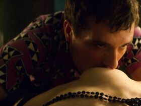 Гвен Холландер голая – Человек будущего s01e10 (2017) #5