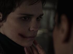 Сара Серрайокко голая – Двойник s01e02 (2018) #1