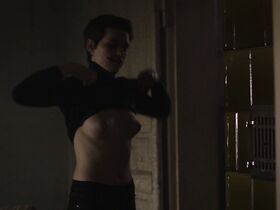 Сара Серрайокко голая – Двойник s01e02 (2018)