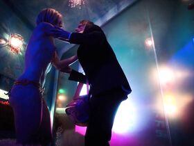 Стефани Клеф голая – Видоизменённый углерод s01e03 (2018) #2