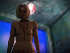 Стефани Клеф голая – Видоизменённый углерод s01e03 (2018)