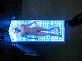 Кристин Леман голая, Лиза Чандлер голая – Видоизменённый углерод s01e02 (2018) #3