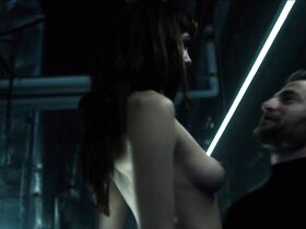 Ханна Роуз Мэй голая, Хэйли Лоу голая – Видоизменённый углерод s01e10 (2018) #3