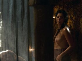 Анабель Шолей голая – Британия s01e01 (2018) #4