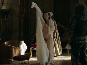 Зузана Стивинова голая – Мария Терезия s01e01 (2017)