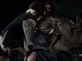 Катрина Балф секси – Чужестранка s03e09 (2017)