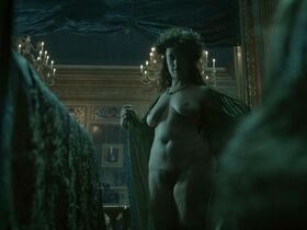 Алексия Джордано голая, Мэддисон Джайзани голая, Валери Тумир голая – Версаль s01e01-03 (2015) #3