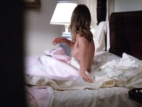 Джули Кристи голая – Потомство демона (1977)