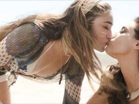 Жозефин Берри голая, Шарлотта Эткинсон голая – Девушка из песни (2017) #3