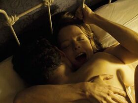 Джоди Фостер секси – Долгая помолвка (2004)