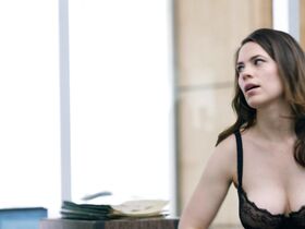 Хейли Этвелл секси – Ложное обвинение s01e01 (2016)