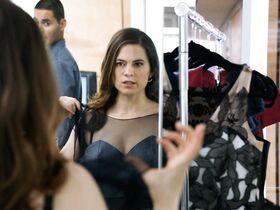 Хейли Этвелл секси – Ложное обвинение s01e01 (2016) #2