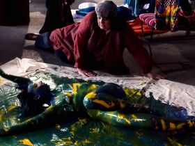 Эммануэль Буадрон голая, Дуня Козин секси, Флоранс Томассен голая – Да здравствует кризис (2017) #2