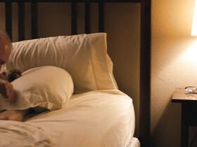 Дебра Уингер голая – Любовники (2017)