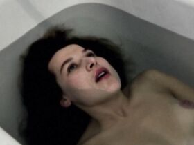 Катажина Херман голая – В спальне (2012) #3