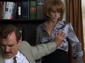 Кэри Лоуэлл секси, Джейми Ли Кёртис секси – Свирепые создания (1997) #3