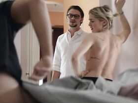 Эшли Бенсон секси, Эддисон Тимлин секси – Любовь к большому городу (2016)