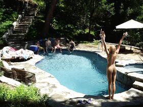 Андреа Хант голая, Сара Агор голая – Чё за..! (2017)