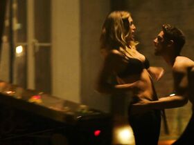 Ана де Армас секси, Гайя Уайсс секси – Овердрайв (2017)