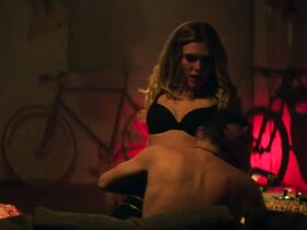 Ана де Армас секси, Гайя Уайсс секси – Овердрайв (2017) #3