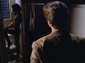 Александра Пол голая, Розанна Аркетт секси – 8 миллионов способов умереть (1986) #3