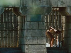 Жюльет Бинош голая – Любовники с Нового моста (1991) #2