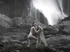 Алисса Сазерленд голая – Викинги s01e09 (2013) #2