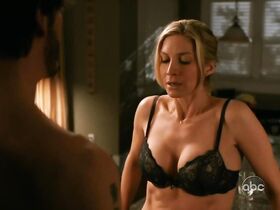 Элизабет Митчелл секси – Визитёры s02e08 (2011)