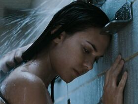 Одетт Эннэйбл секси – Нерожденный (2009) #2