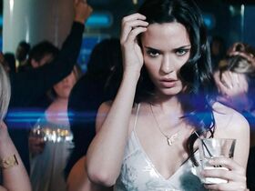 Одетт Эннэйбл секси – Нерожденный (2009) #3