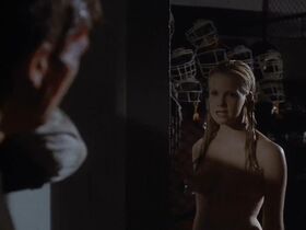 Лора Харрис голая – Факультет (1998)