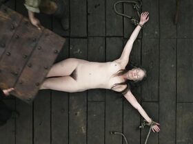 Сиан Веббер голая – Порох s01e01 (2017)