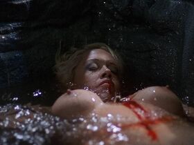 Сан Сан голая, Мэрилин Манхо голая – Стрельба (2002) #3