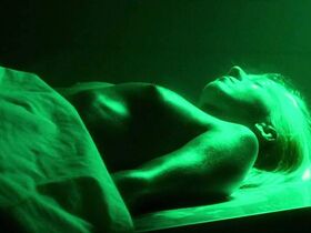 Ребекка Форсайт голая, Люси Арон голая, Джулия Маурахер голая – Тело (2017) #3