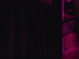 Обри Плаза секси – Ингрид едет на Запад (2017)