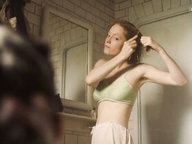 Лив Лиза Фрис голая, Ханна Херцшпрунг секси, Леони Бенеш голая – Вавилон-Берлин s02e01-02 (2017) #3