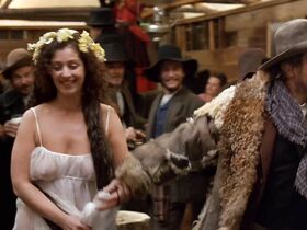 Сьюзи Эймис голая, Олинда Туртурро секси – Баллада о маленькой Джо (1993) #2