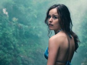 Эллисон Миллер секси – Терра Нова s01e01 (2011)