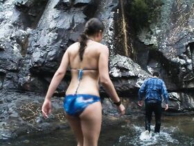 Эллисон Миллер секси – Терра Нова s01e01 (2011) #2