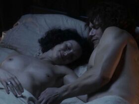 Катрина Балф голая – Чужестранка s03e06 (2017) #5