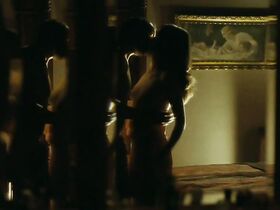 Жули Бернар голая – Таможня дает добро (2010)