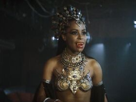 Алия секси – Королева проклятых (2002)