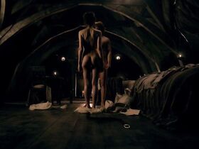 Катрина Балф голая – Чужестранка s01e07 (2014) #3