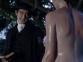 Фелисити Джонс секси – Нортенгерское аббатство (2007)