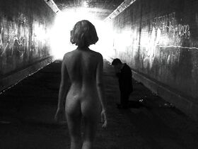 Алиа Шокат голая – Покрась это черным (2017)