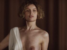 Летиция Каста голая – Девушка и волки (2007)