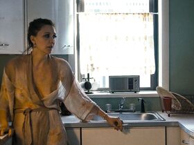 Мэгги Джилленхол секси – Двойка s01e03 (2017) #1