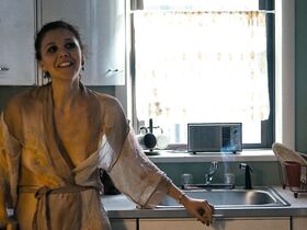 Мэгги Джилленхол секси – Двойка s01e03 (2017) #2