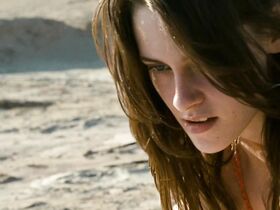 Кристен Стюарт секси – В диких условиях (2007) #1