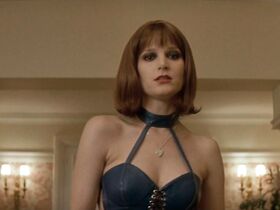 Бриджит Фонда секси, Эшли Лоуренс секси – Поцелуй дракона (2001) #2